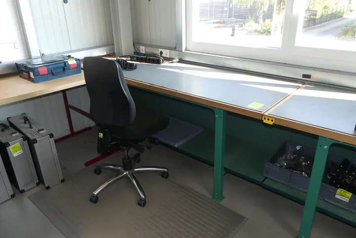 Werktisch, mit Bürostuhl, ohne Inhalt Maße in cm ca. 200 x 75 x 85